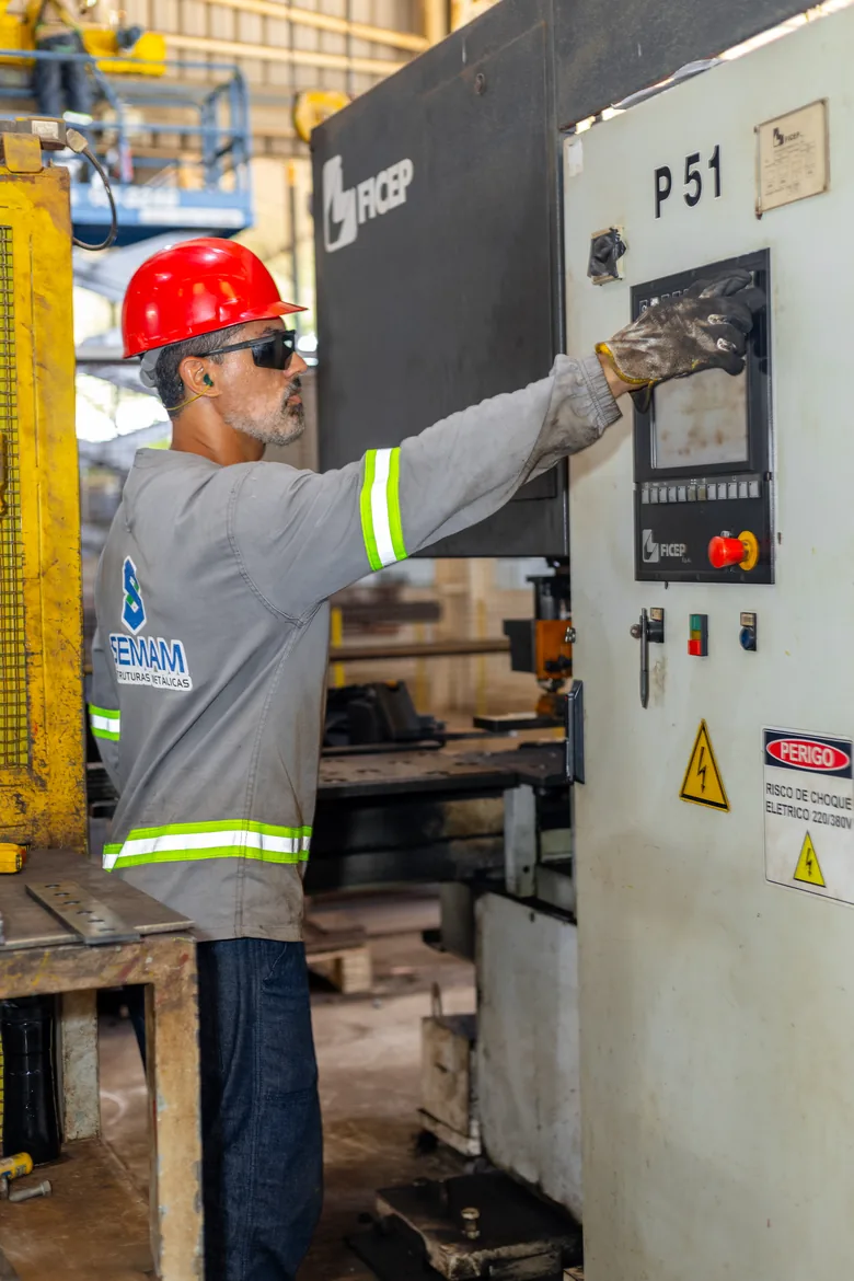 Operador no painel de comando da linha automática