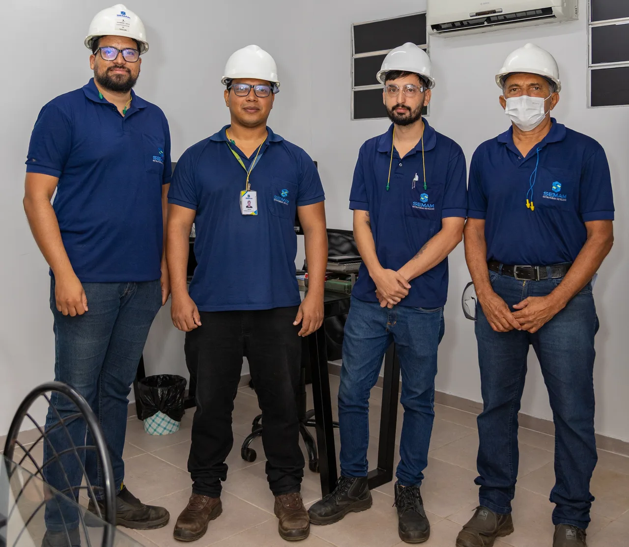 Equipe técnica da SEMAM de uniforme e capacete