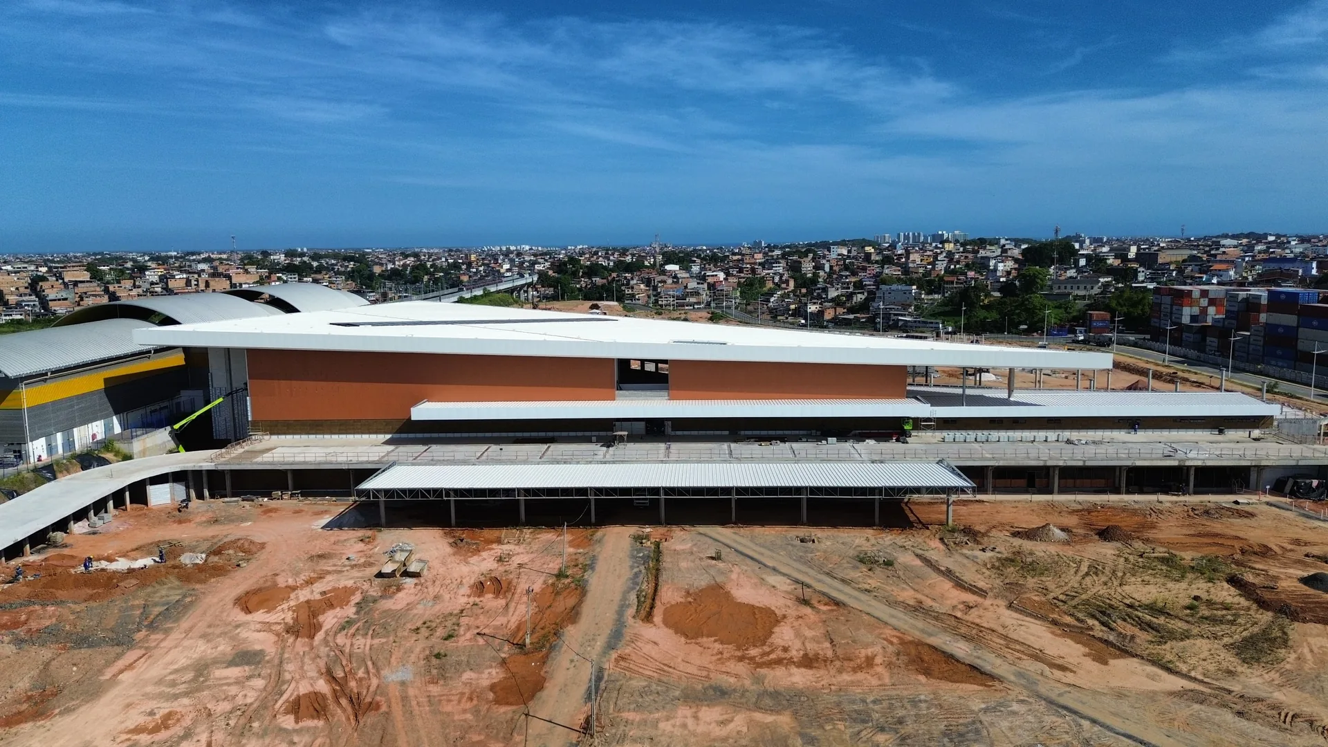 Vista aérea do terminal com a cidade ao fundo